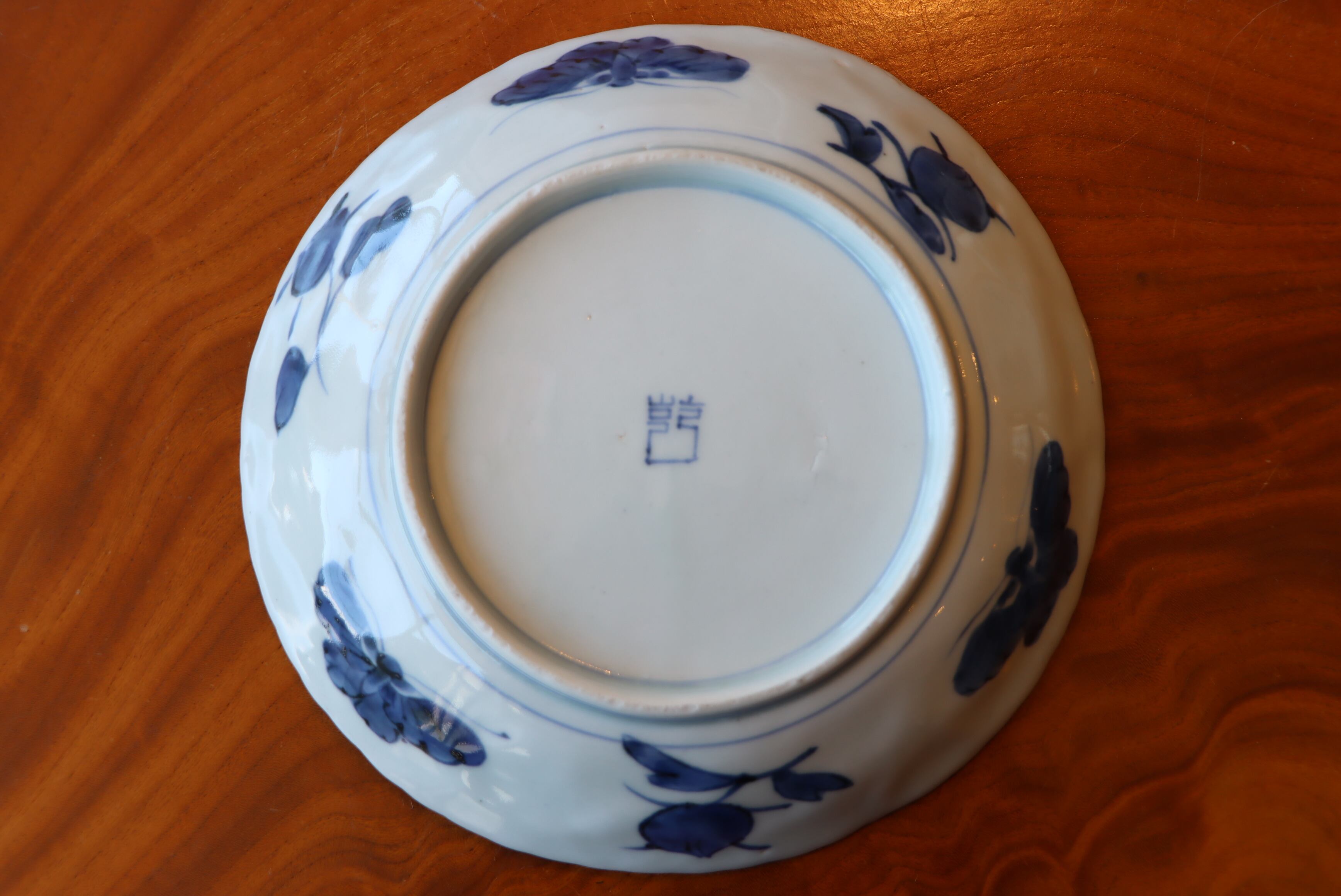 伊万里焼 染付 線描き 花文 中皿 六寸 ラスト1 | (有)新原美術