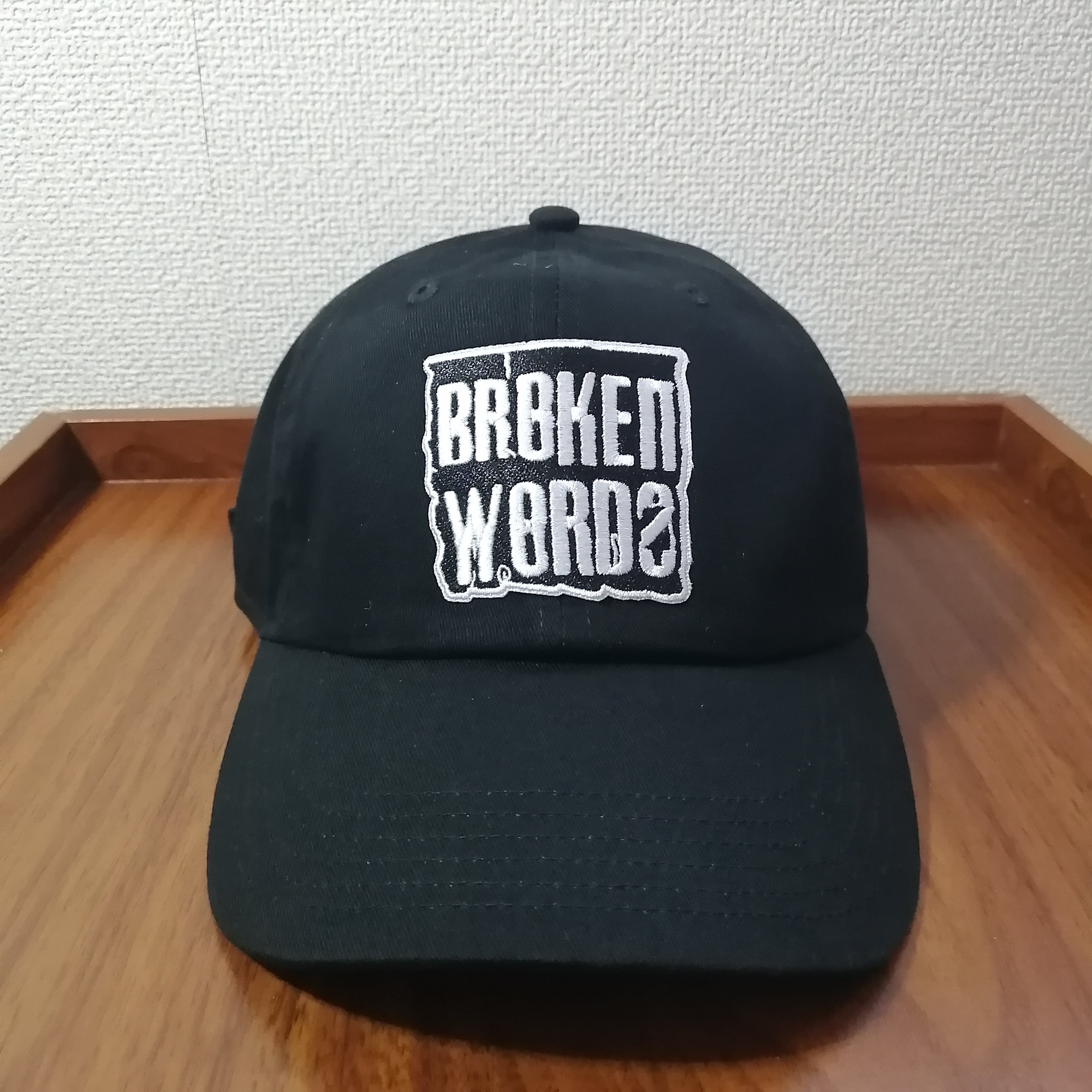 BROKENWORDZ LOGO ベースボールキャップ ブラック | BROKENWORDZ
