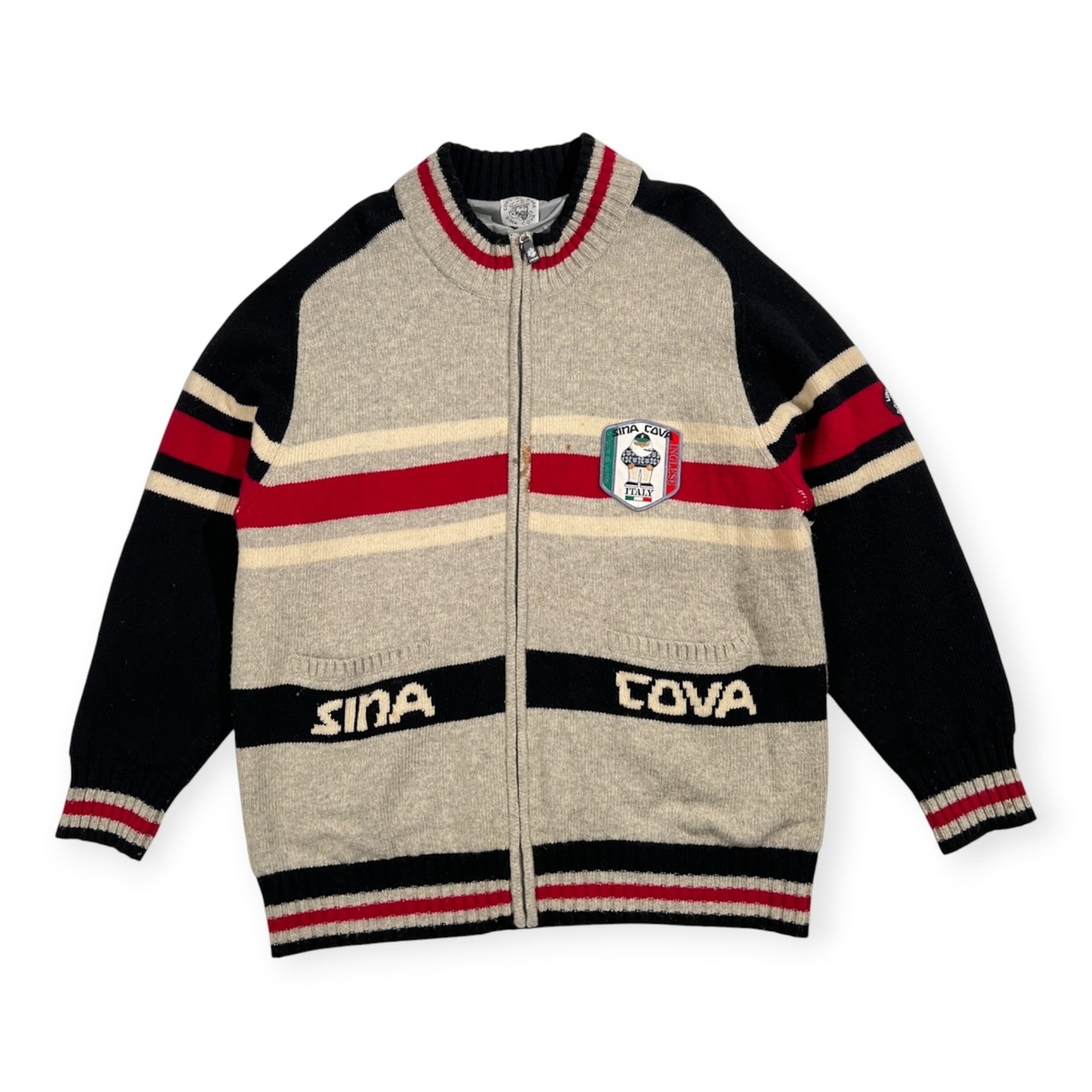 SINA COVA シナコバ 背中BIG柄入り ワッペン付き ジップアップ ニット ジャケット サイズ 4L /グレー×レッド×ネイビー/メンズ/裏地付き