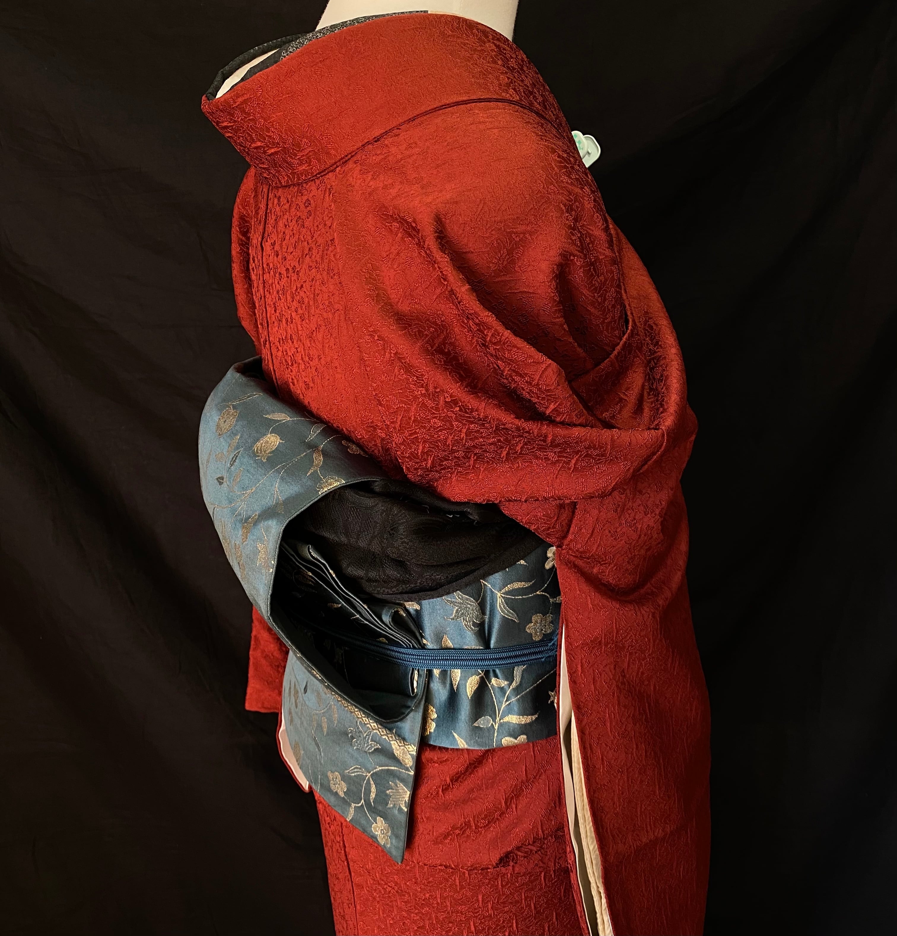 赤茶の色無地着物 〉花唐草紋様 織柄 トールサイズ 個性的 赤の着物 