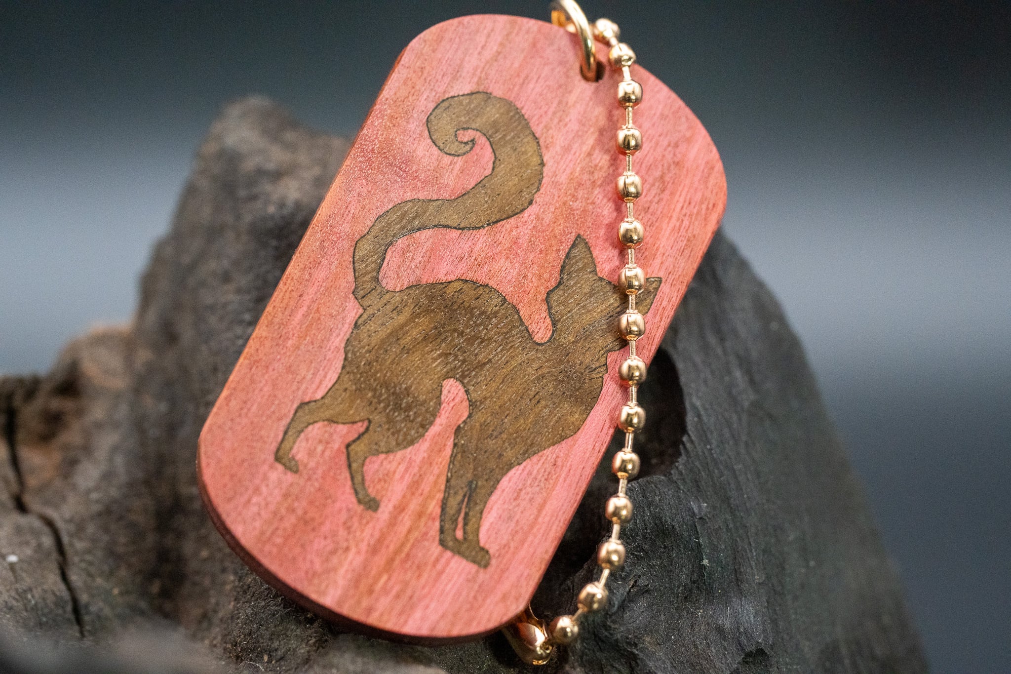 【桃色の象牙肌】ピンクアイボリー ドッグタグ 象嵌 探る視線