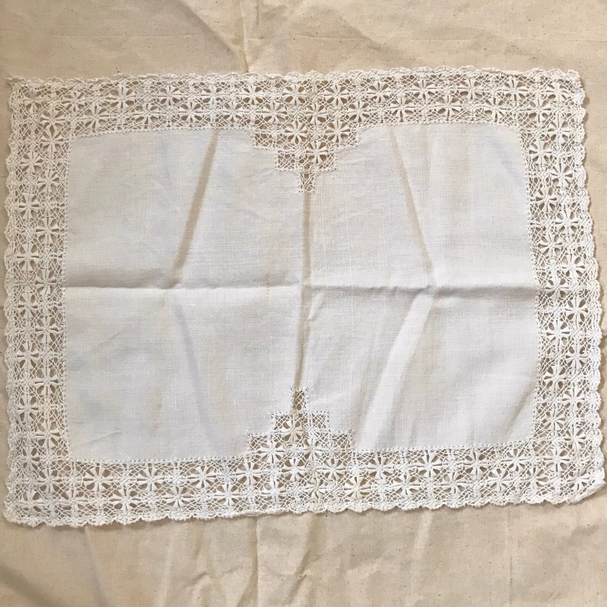 フチが繊細な白地の布