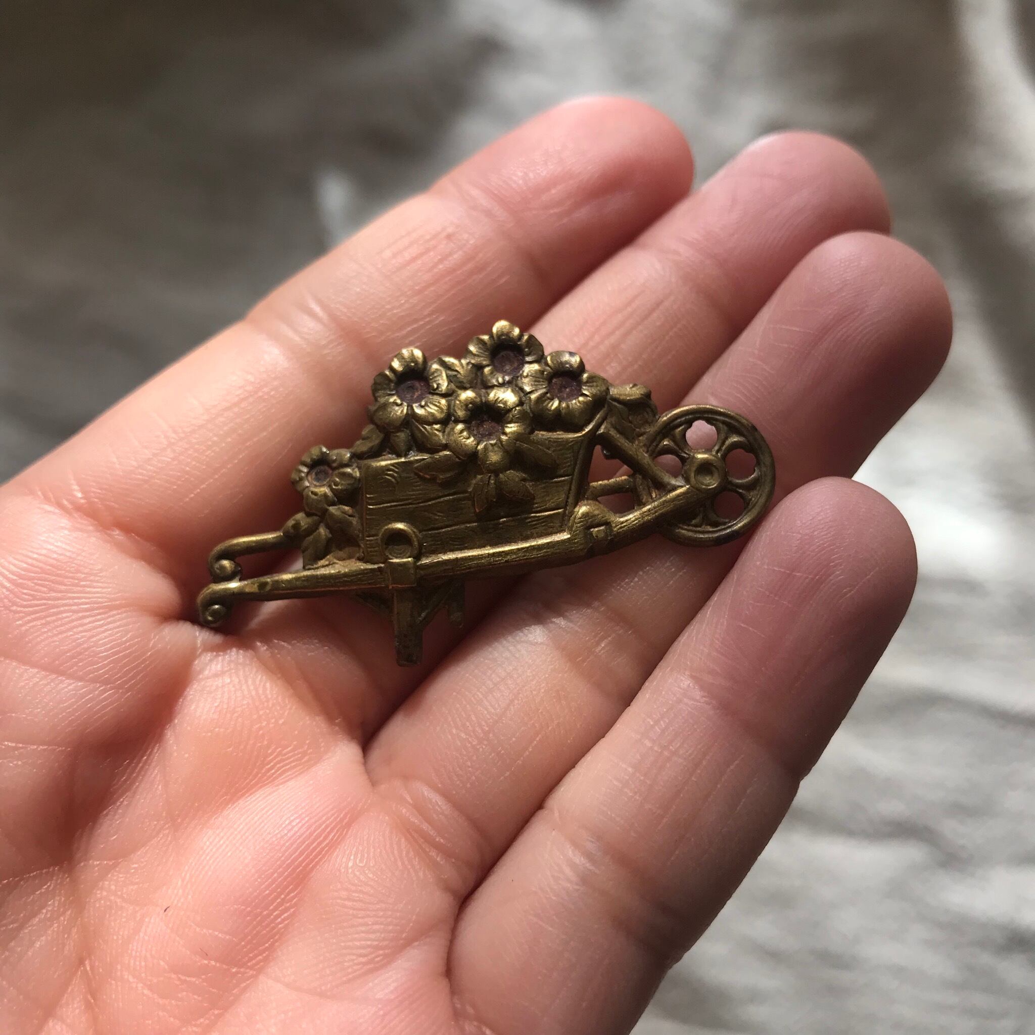 スウェーデンの花ぞりのブローチ