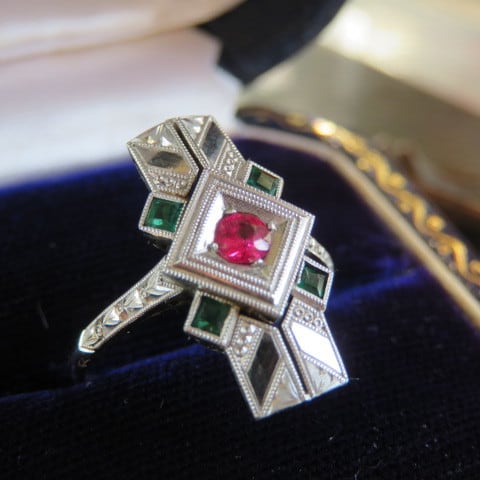 アンティーク　和デコスタイル　サンプラチナに合成ルビーと碧石の彫金リング