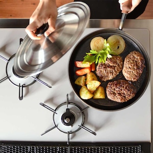 大人の鉄板 フライパン26cm 3〜4人用 キャンプ 用品 キャンピング アウトドアグッズ 日本製 キッチン用品 クッキング 肉料理 ハンバーグ ステーキ