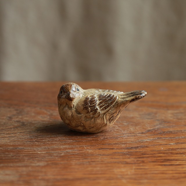 ちょこんと丸まった、小さな小さなスズメ 2