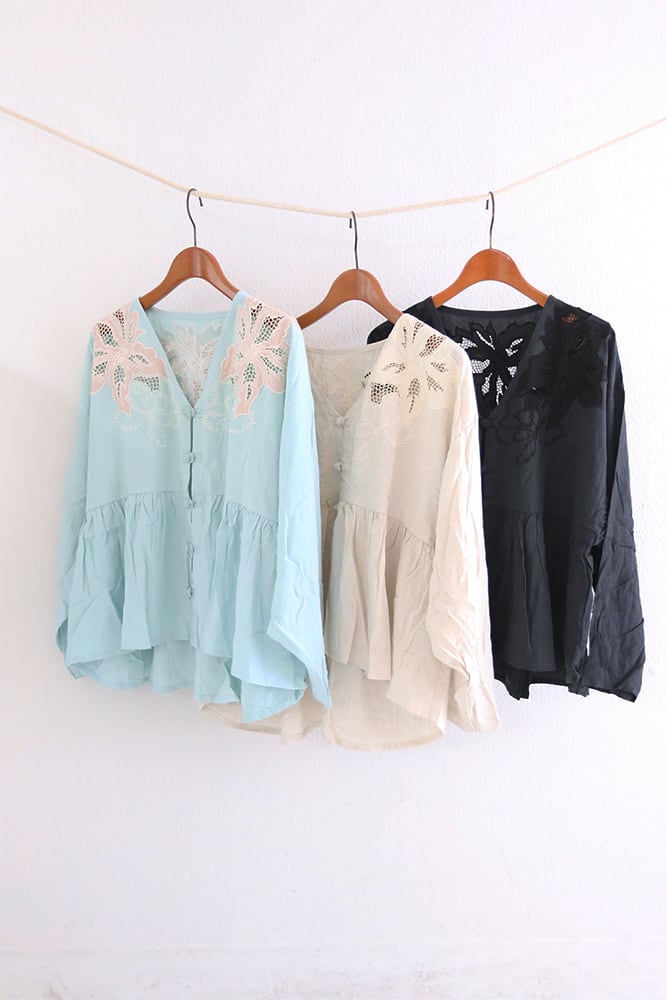 リネンカットワークブラウス / LINEN CUTWORK BLOUSE(26S61000E)