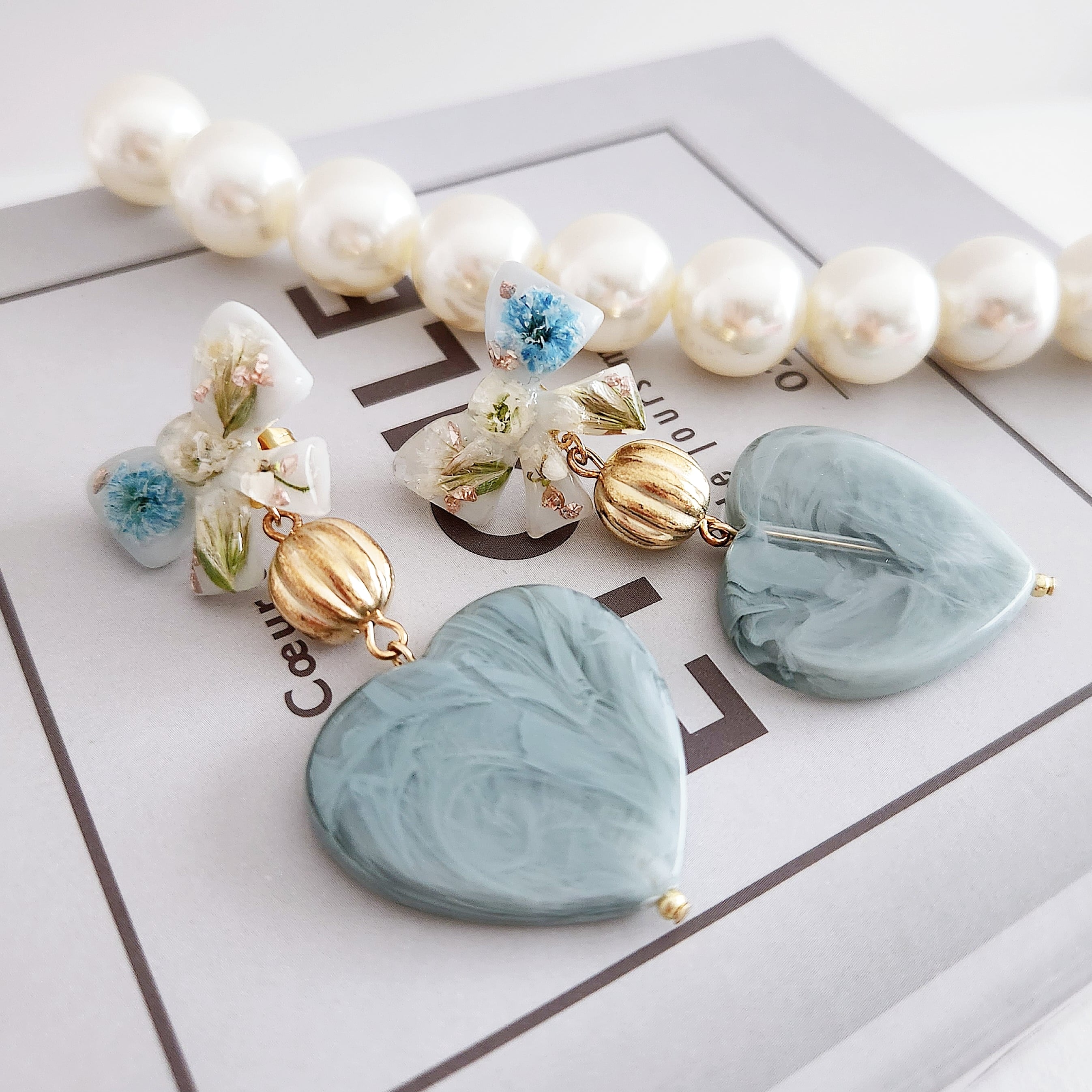 ピアス レジン かすみ草 青 パール チャーム 水色 結婚式 ドレス