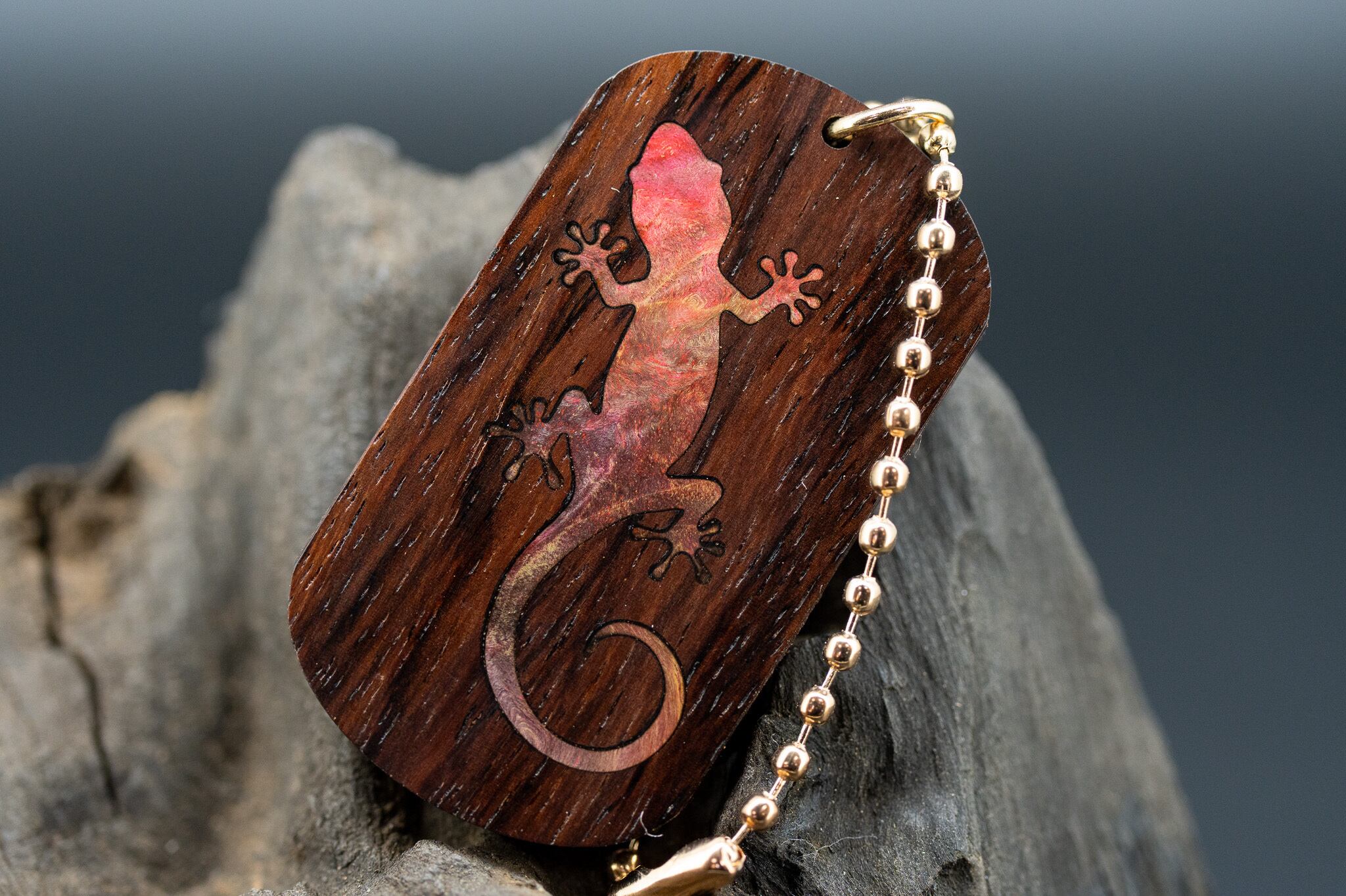【唐木三大銘木】 紫檀 (ソノケリン) ドッグタグ 象嵌 木登りトカゲ