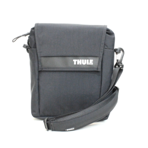 THULE 「PARAMOUNT」 CROSSBODY BAG <BLACK>