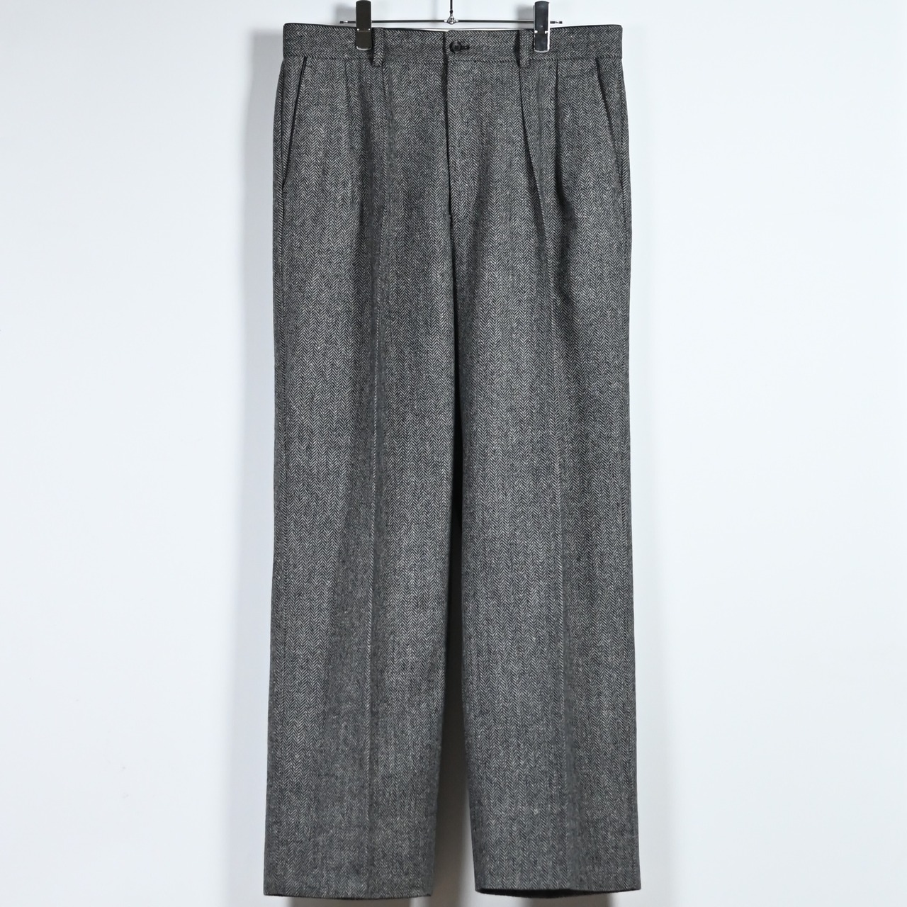 INTERIM / INDIA WOOL CLASSIC HERRINGBONE WITH LEATHER PIPING 2-TUCK STRAIGHT SLACKS
