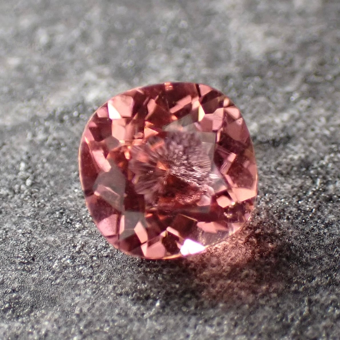 レッドスピネル 0.17ct ラウンド | PAY ID