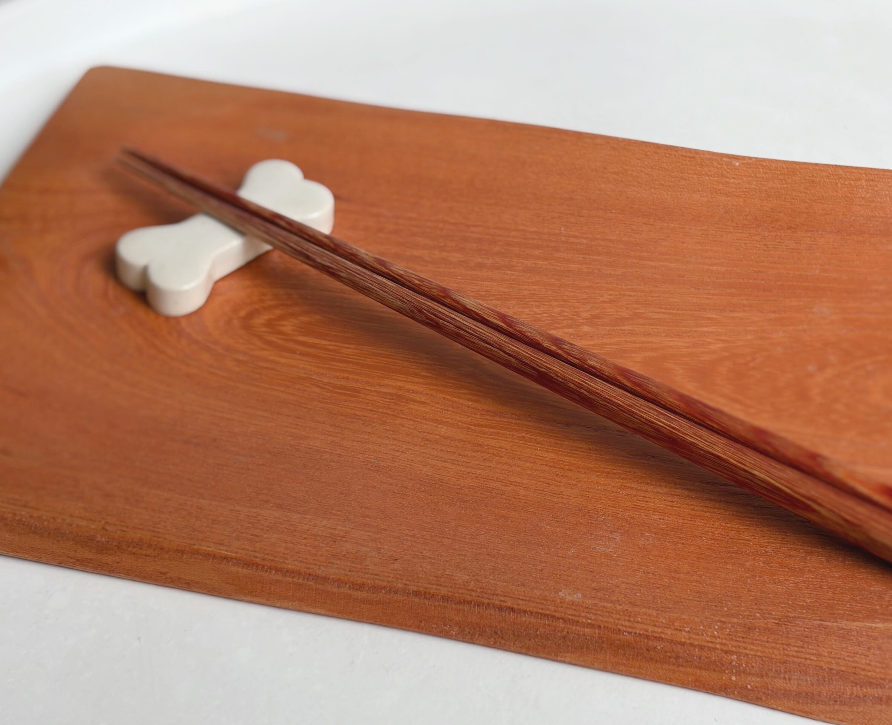 ほねの形した箸置き