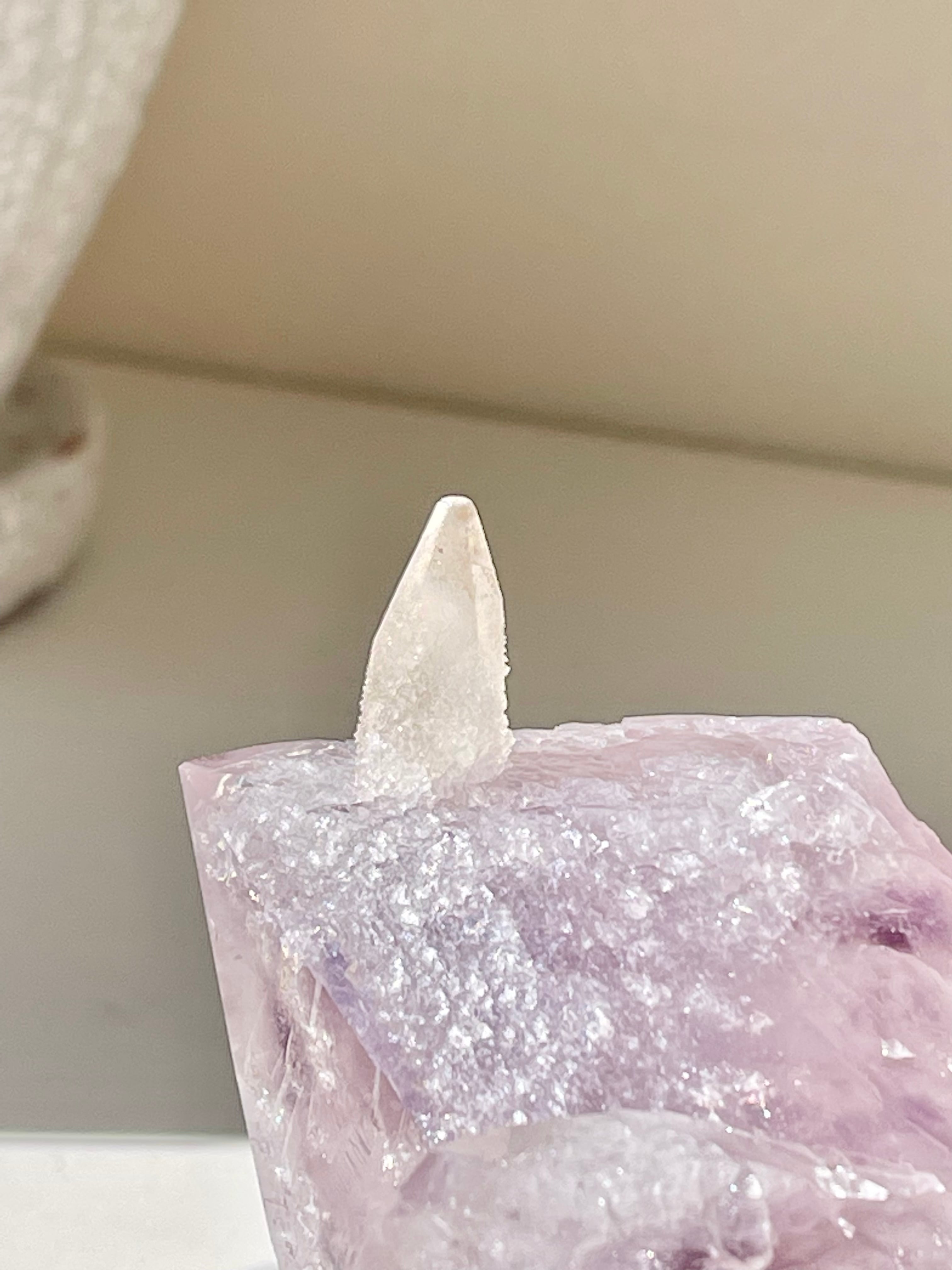 ブラジル産 カルサイトオンホワイトファントムアメシストツイン/ square calcite on amethyst twin