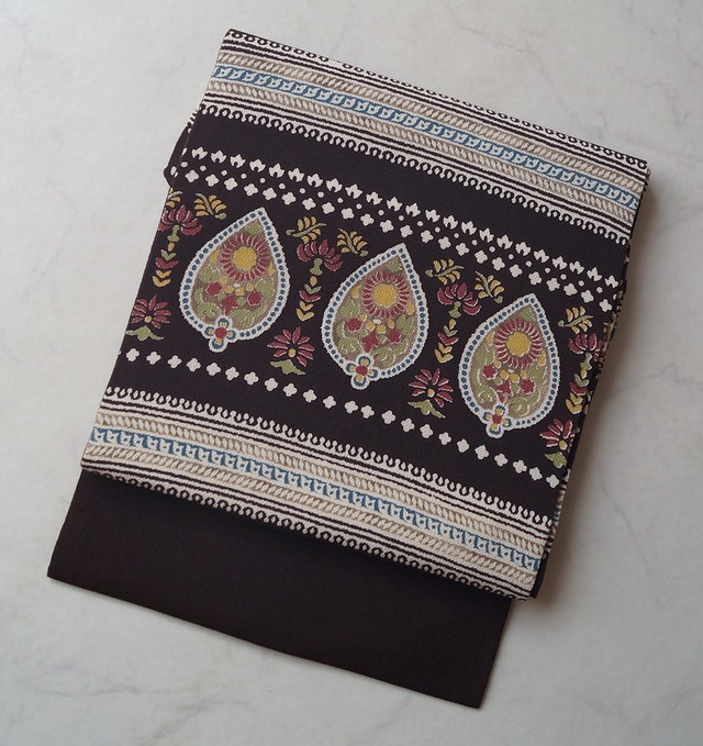 【なごや帯】濃茶地　抽象花横段文　なごや帯