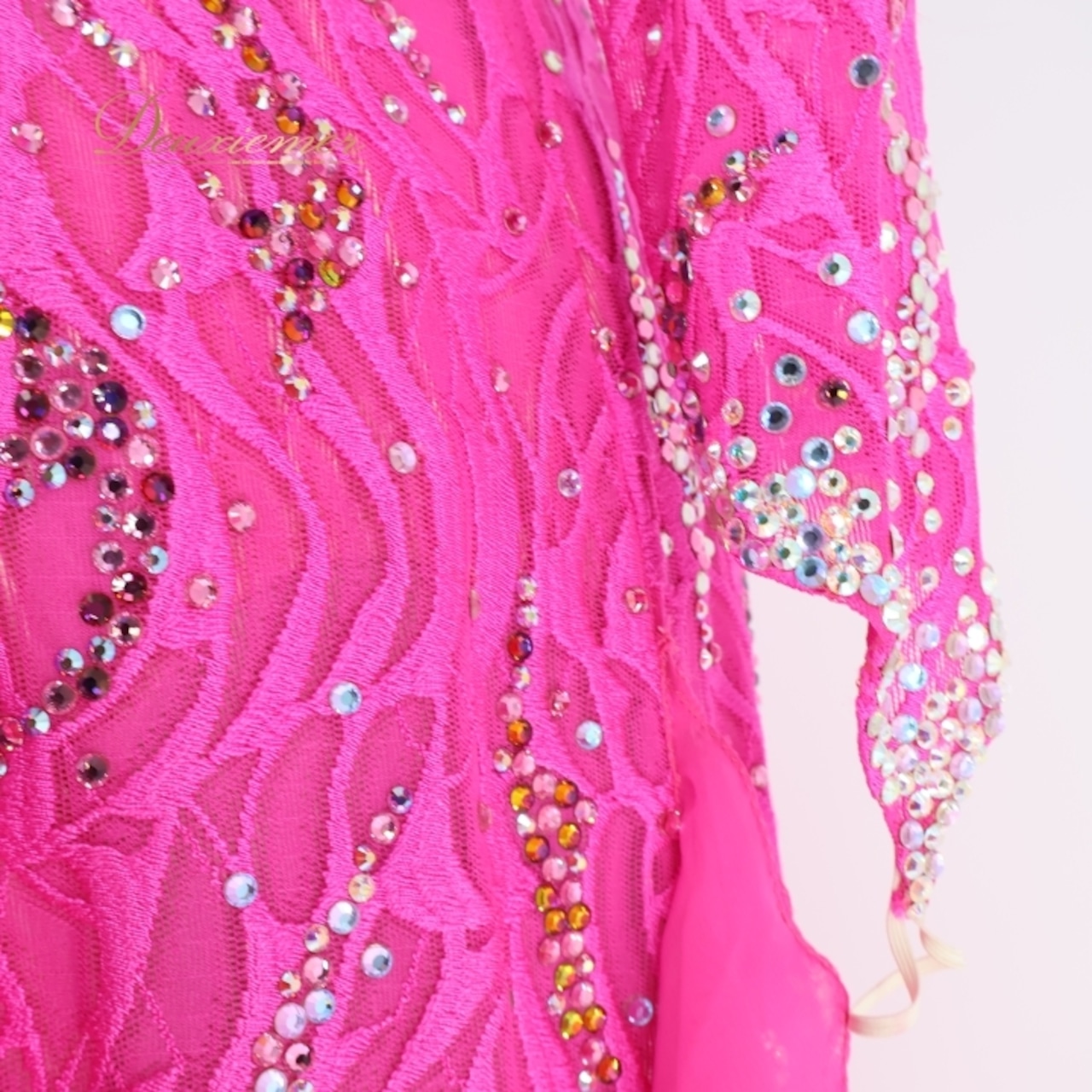 社交ダンス 衣装 Nakagawa ナカガワ ラテン ドレス ワンピース 羽 花 フリル レース 豪華 デモ 競技 ダンス パーティ ピンク系 ホワイト系 パフォーマンス パーティー用 コスチューム