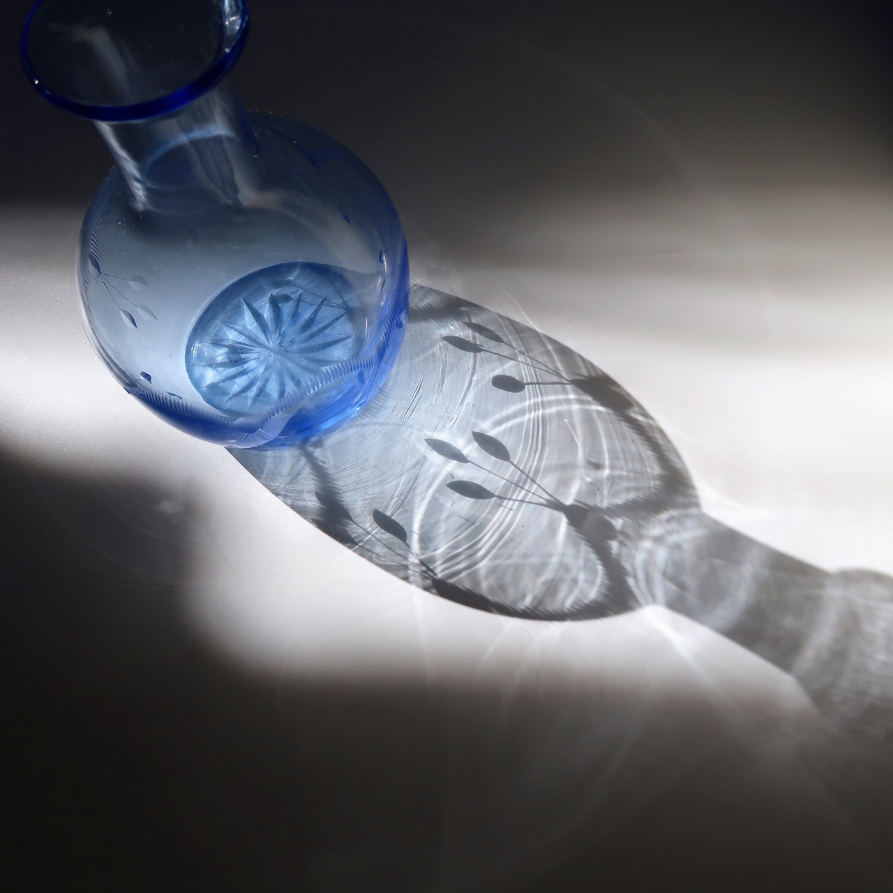 切子の水色花瓶