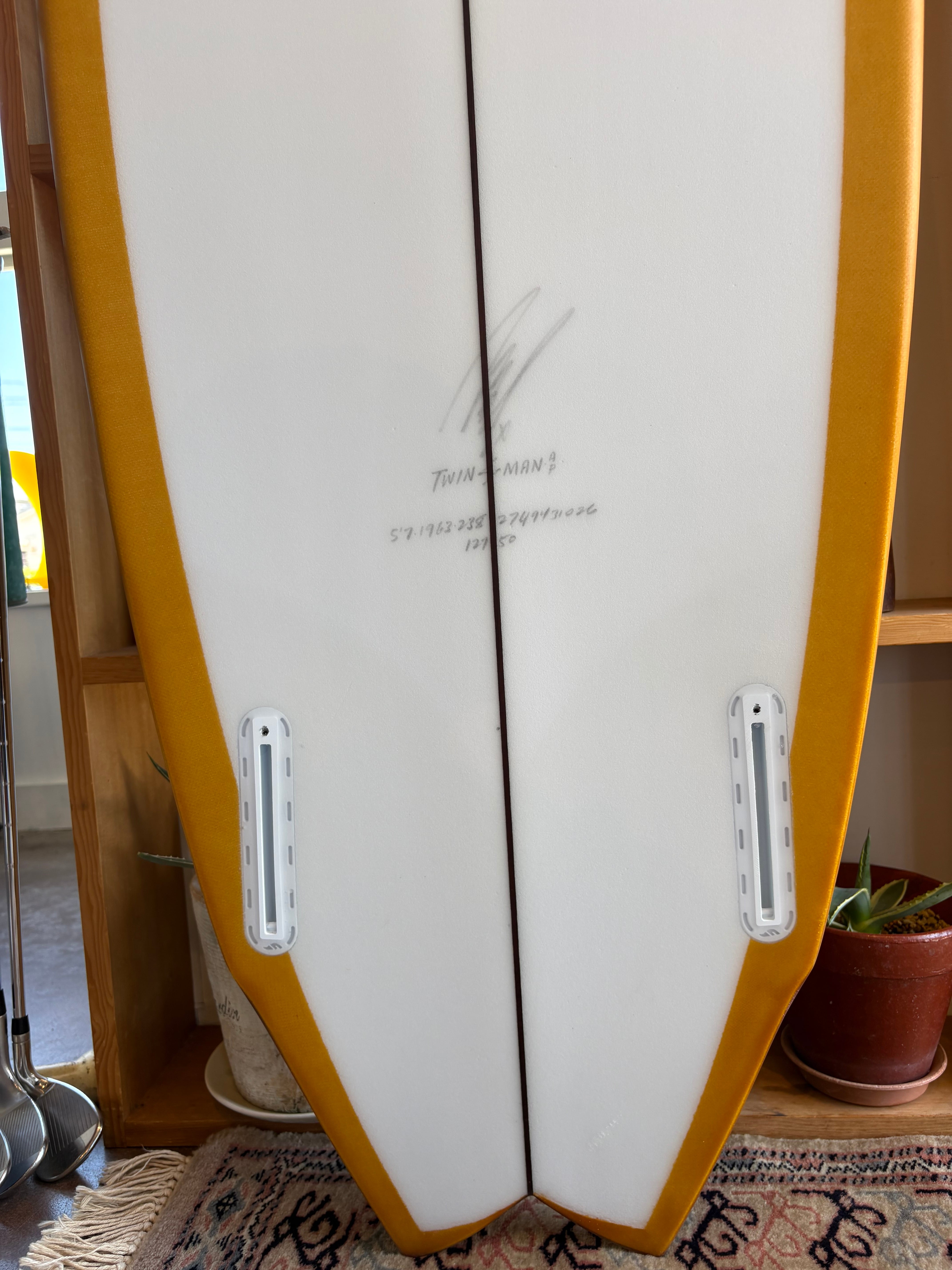 ALBUM SURFBOARD 5'7