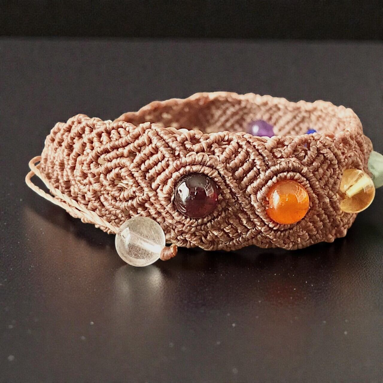 七色の天然石を手元に｜マクラメ編みブレスレット｜サイズ調整可・一点