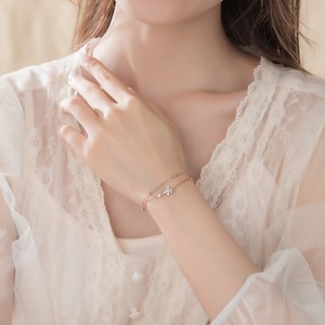 ブレスレット レディース 花柄 桜 スターリングシルバー ｓ925ブレスレット ダブルチェーン 手飾り きれいめ シンプル 大人 おしゃれ 大人女子 エレガント OL デート お出かけ 休日 パーティー 旅行 春 夏 秋 冬 結婚式 二次会 披露宴 お呼ばれ ゴールド シルバー