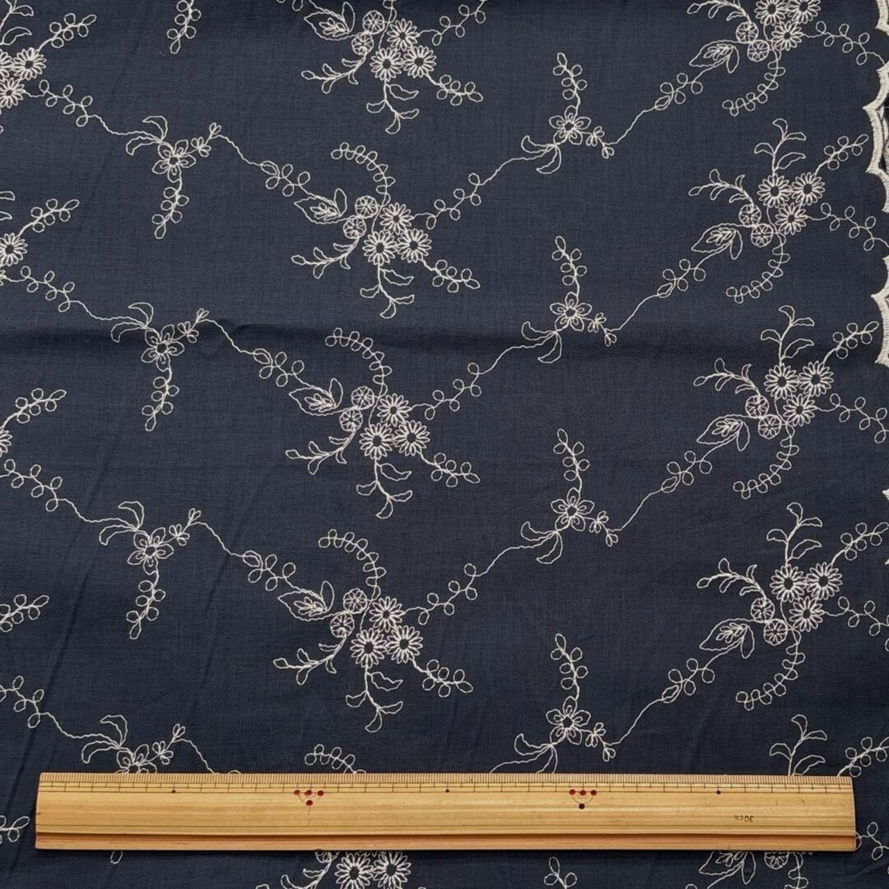 TC771◆2ｍ◆SM◆綿100％スカラップ刺繍レース生地◆花柄◆ネイビーブラック×オフホワ