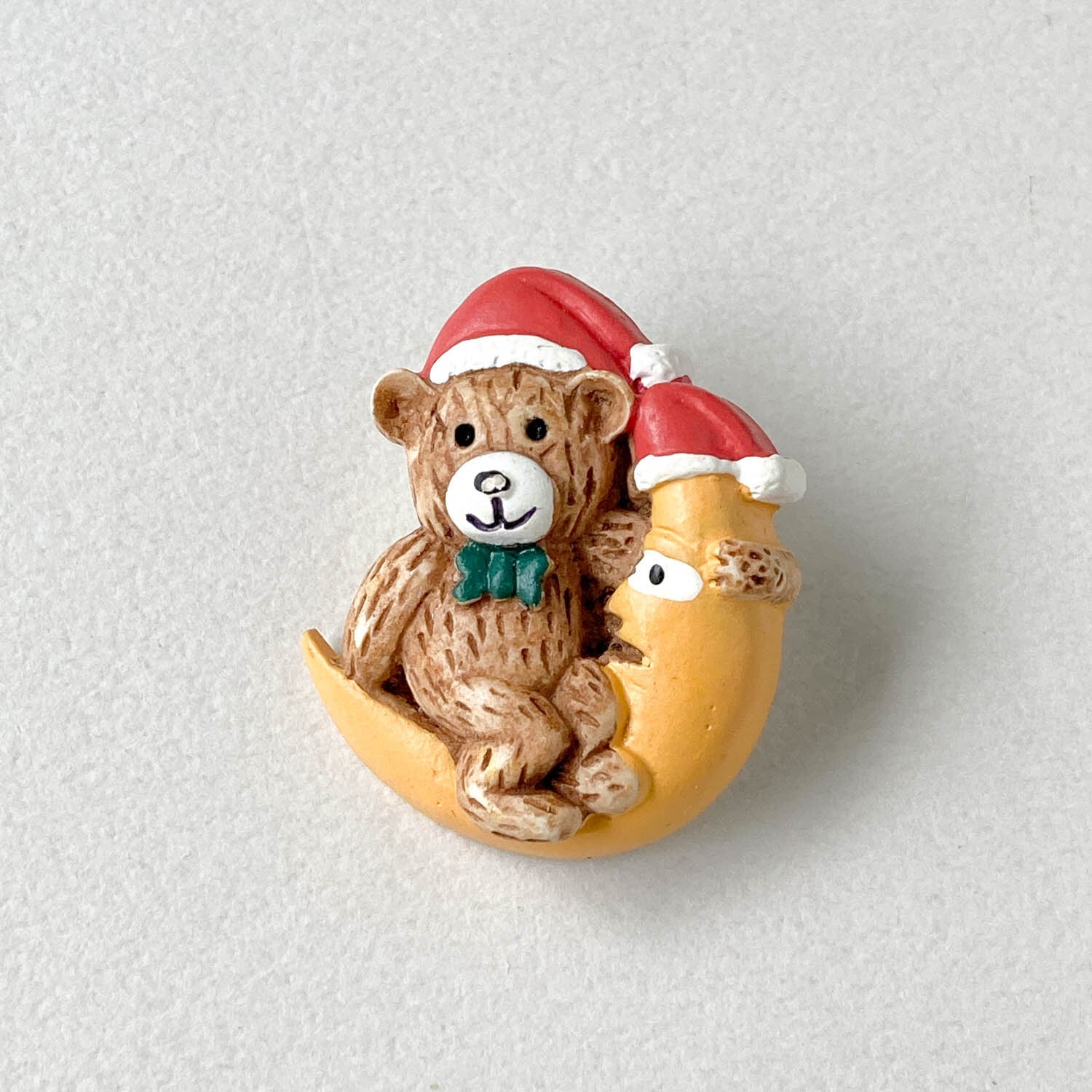 サンタ帽子を被ったクマと月のフランスボタン（31mm） | Dua