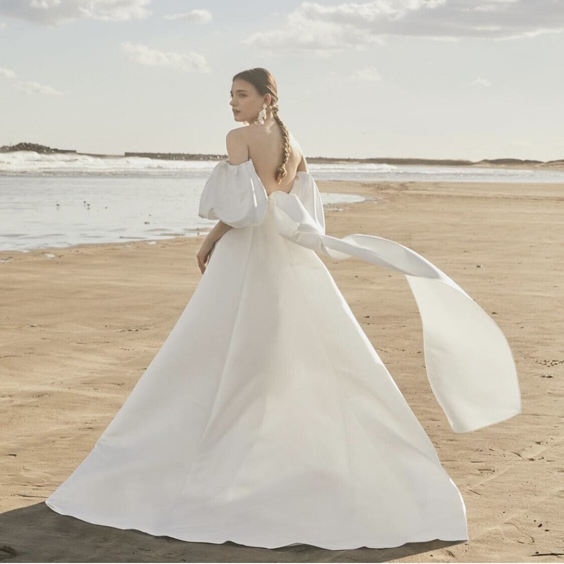 オフショルダーのイタリア製ウェディングドレス オフショルダーのイタリア製ウェディングドレス