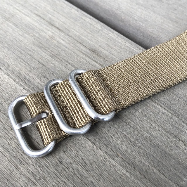 【ラグ幅：20/22/24mm】ZULU ナイロンベルト/ストラップ サンドベージュ プレミアムナイロン使用 全長約270mm ブラッシュ