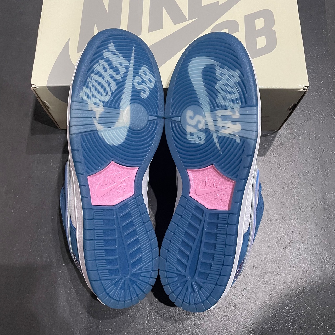 ×BORN × RAISED DUNK SB LOW PRO QS ONE BLOCK AT A TIME FN7819-400