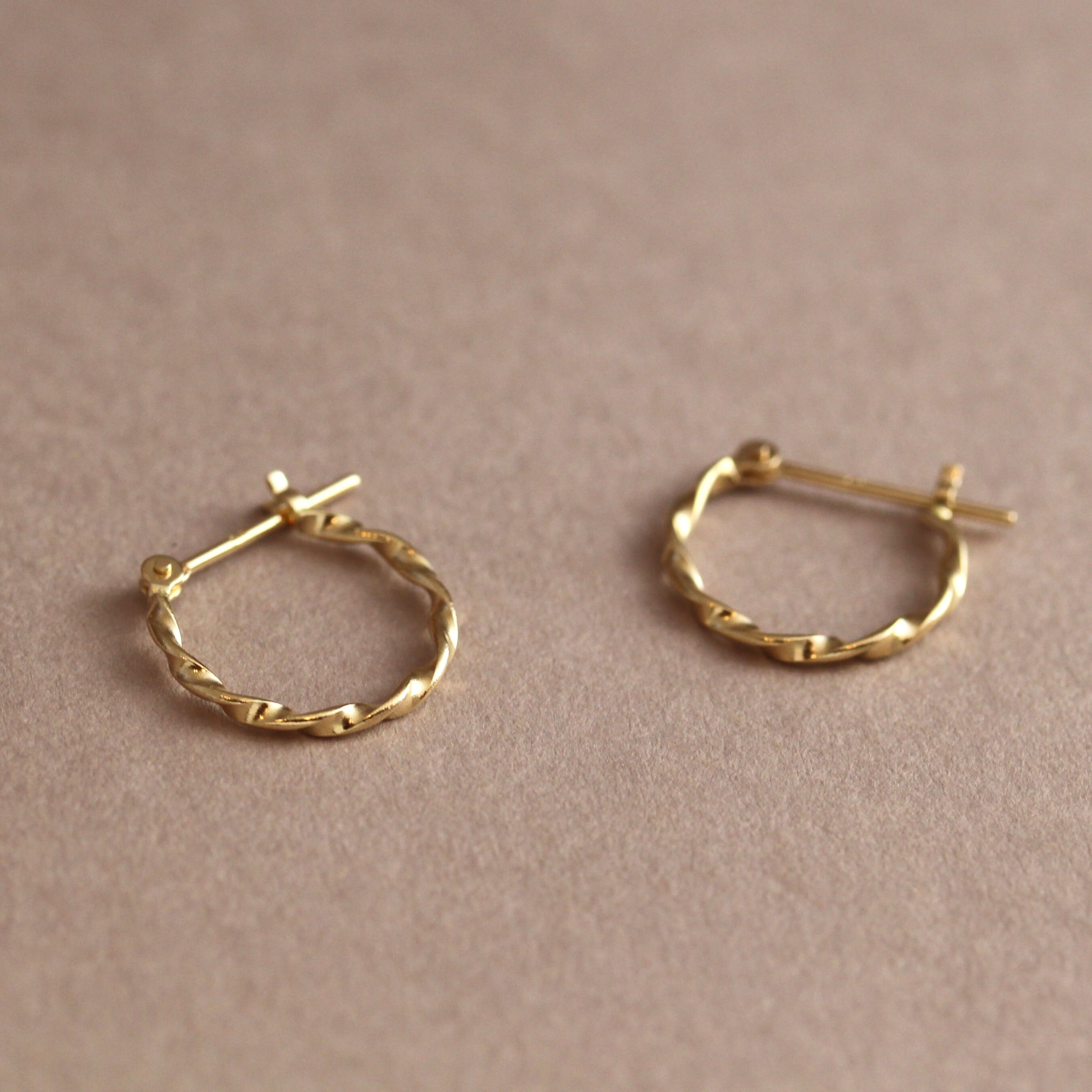 再入荷】K10 イエローゴールド ツイストピアス つけっぱなし No.156