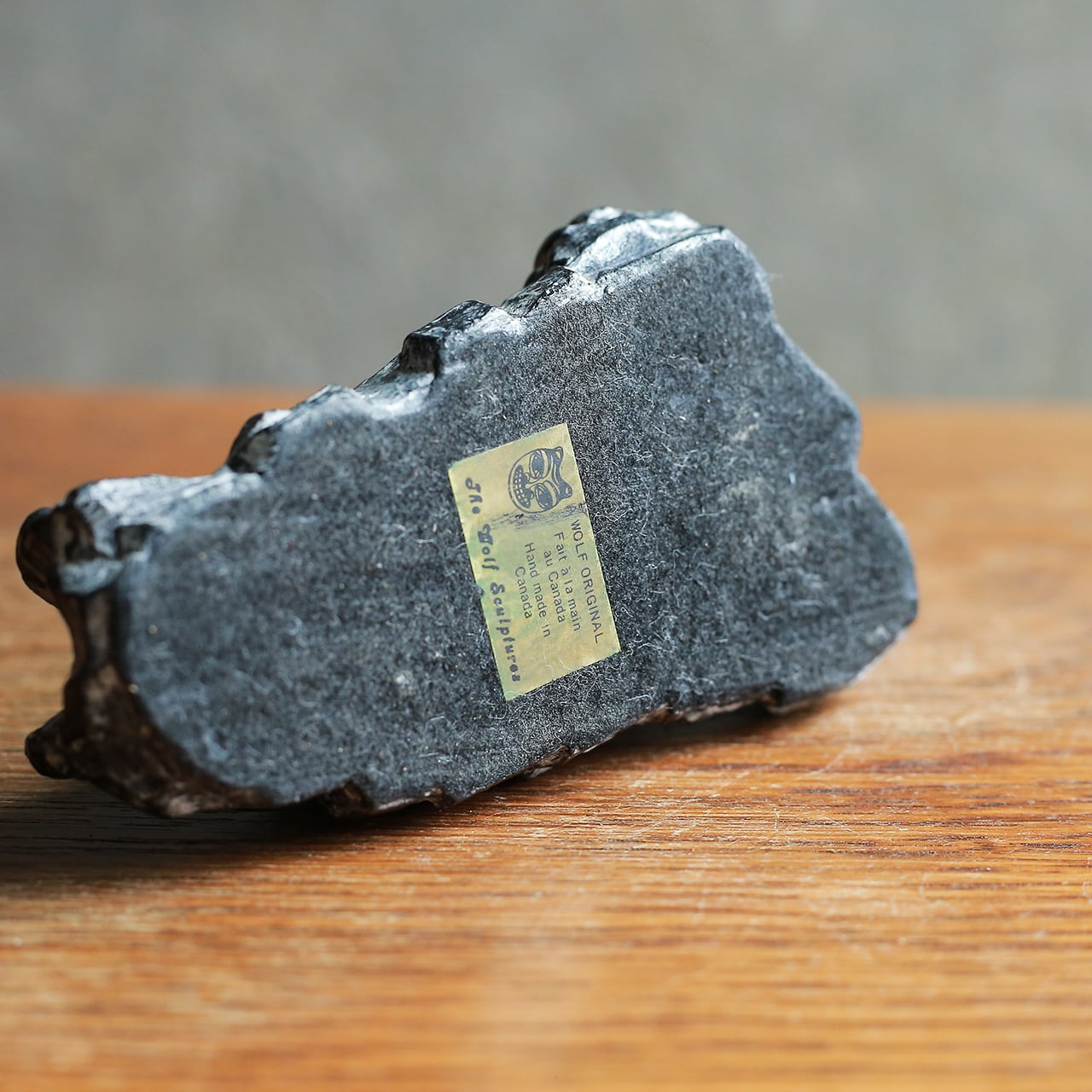 カナダから届いた、空を見上げるソープストーンのアザラシ | 木と、輝