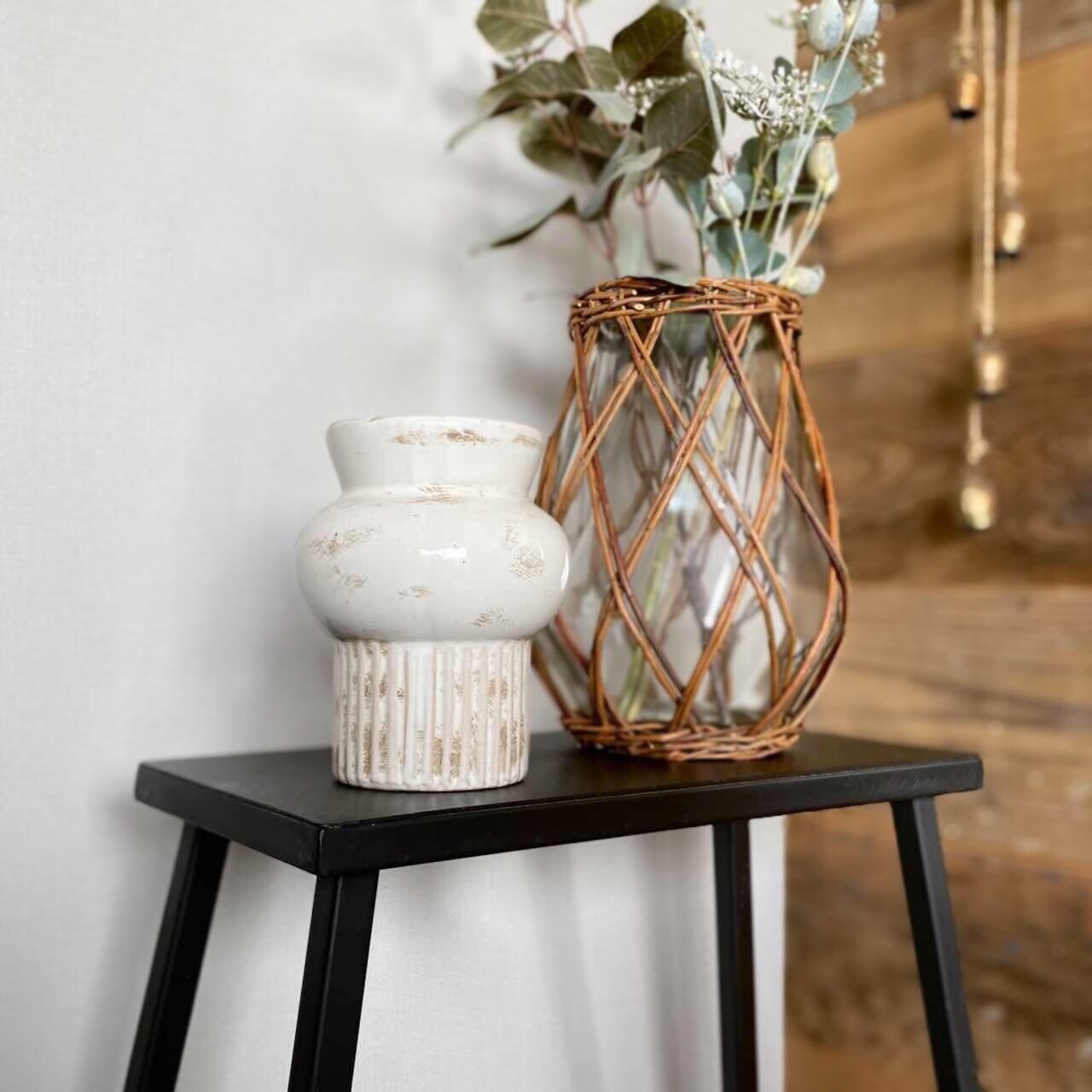 【 完売 】カービング レトロフラワーベース|ホワイト 花瓶 ヴィンテージ調 古道具のような