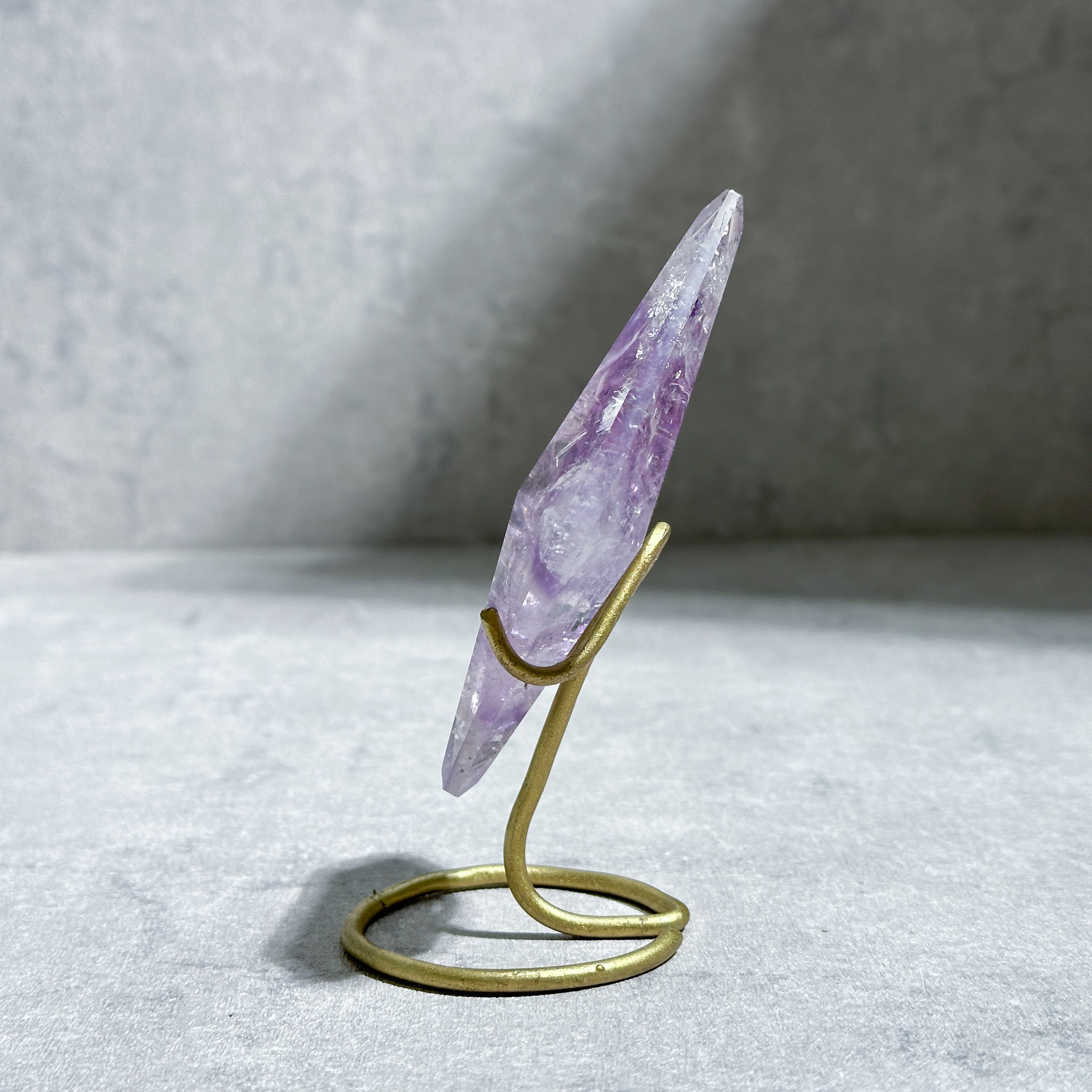 虹♡ ファントムアメジスト ダイヤモンド カット 台座付き 紫水晶 天然石 虹◎透明感◎台座付き【ハイクオリティ】ファントムアメジスト ダイヤ