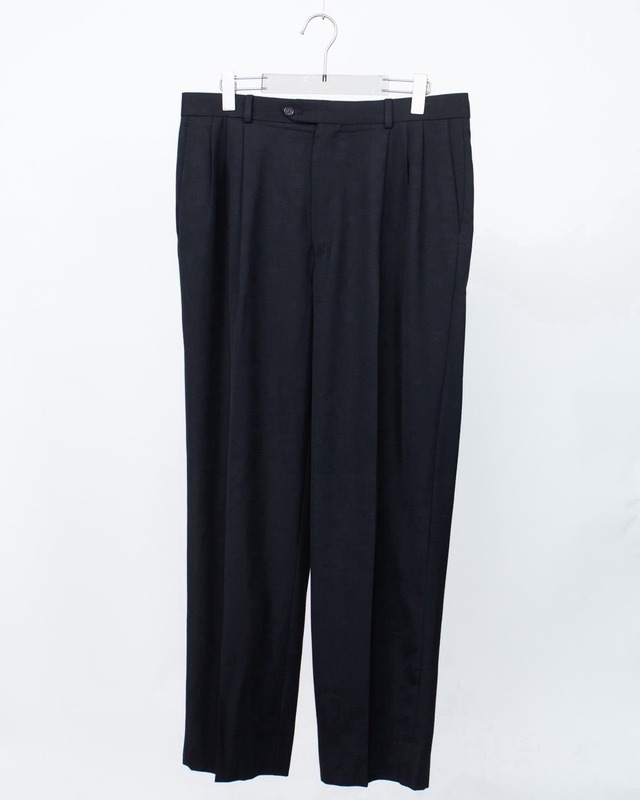 baggy silhouette tuck slacks