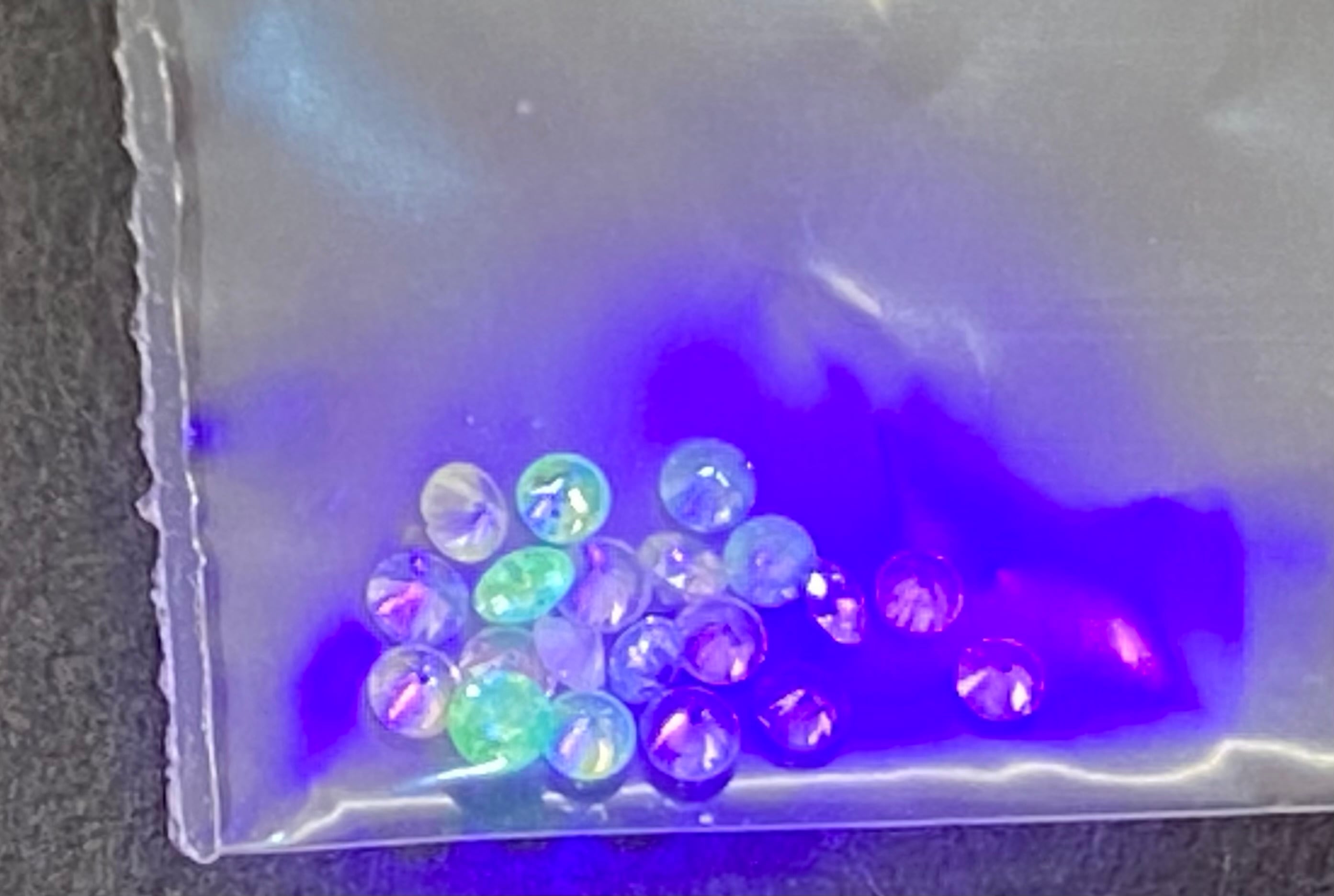 蛍光ダイヤモンド20石［No.U-1052］ | デザインアトリエ -kakera-