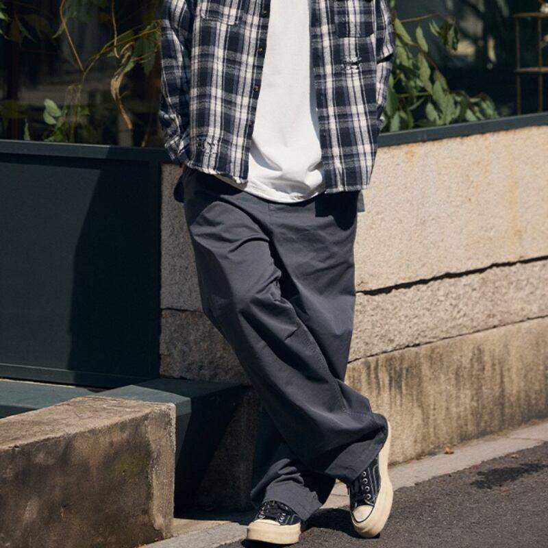 ゆったり履けるフラップポケット付きパラシュートパンツ A18715