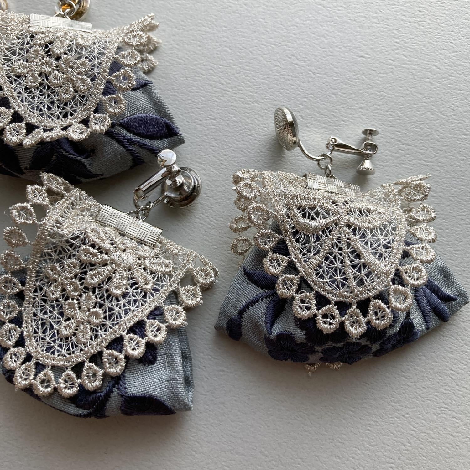 シルバーレースと刺繍リボンの大ぶりタッセル〈ピアス/イヤリング