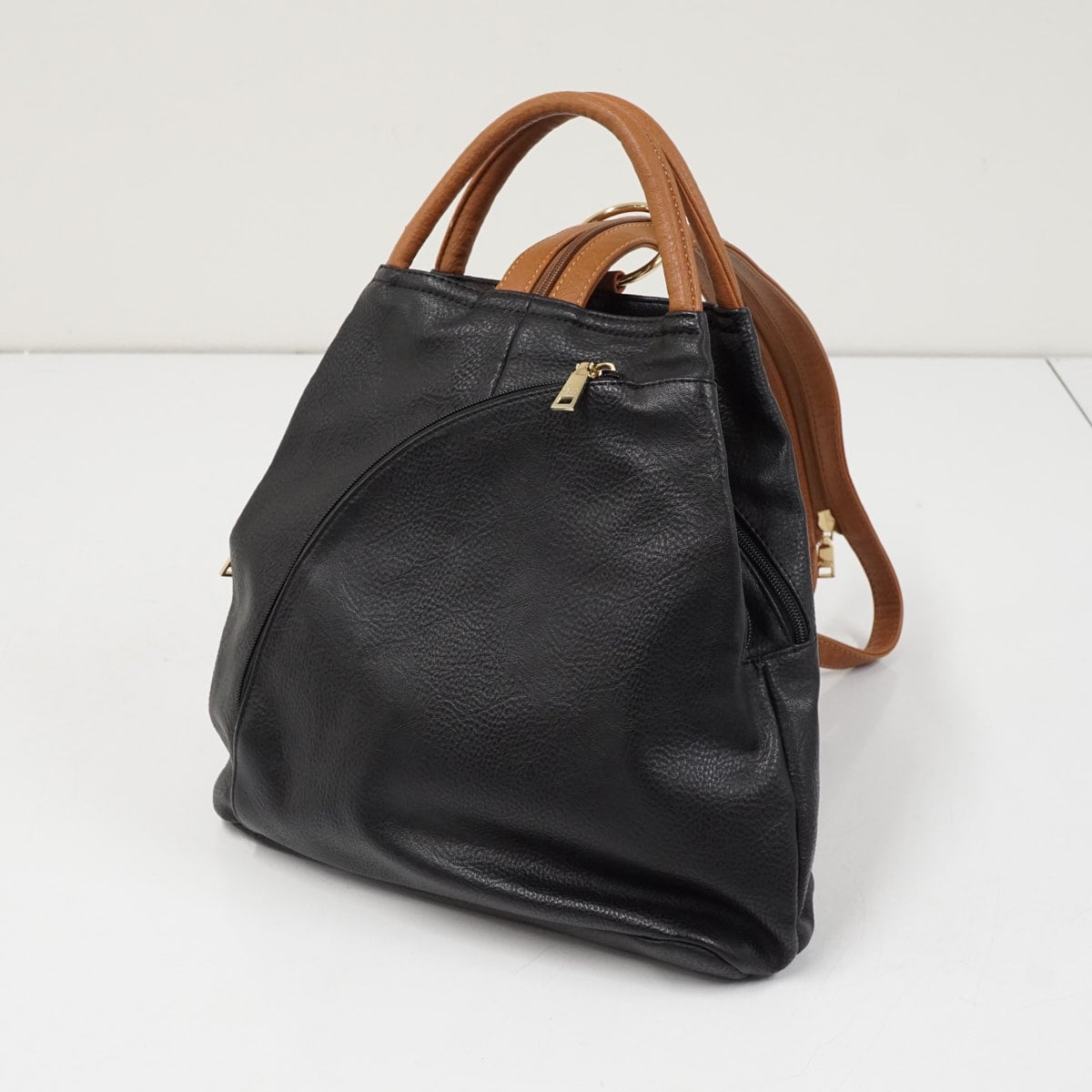 GUSCIO グッシオ イタリア 3WAY 三角リュック レザータッチ素材 USED