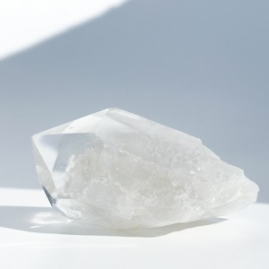 ファントム・貫入◎セーラ・デ・カブラル産 ホワイトアンフィボールインクォーツ05（セミポリッシュ）◇White Amphiball Quartz◇天然石・鉱物・パワーストーン