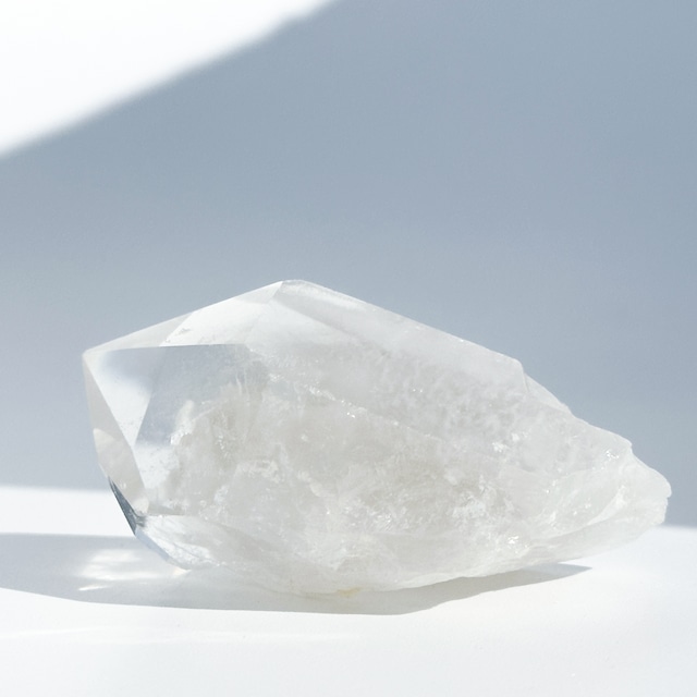 ファントム・貫入◎セーラ・デ・カブラル産 ホワイトアンフィボールインクォーツ05（セミポリッシュ）◇White Amphiball Quartz◇天然石・鉱物・パワーストーン