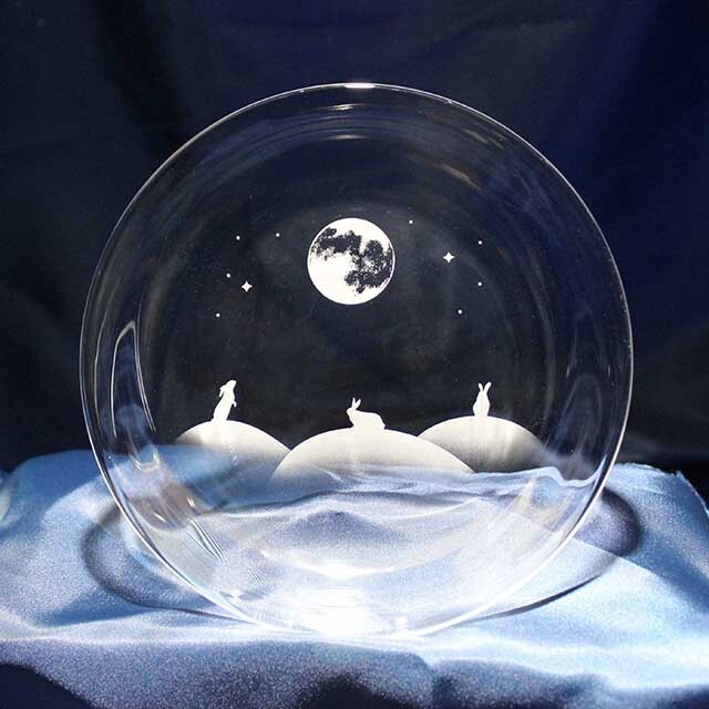 うさぎモチーフのガラス小皿【月夜が楽しいうさぎたち】 ★名入れ加工対応品（有料）