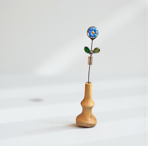 ロバの小屋　ステンドグラス　一輪