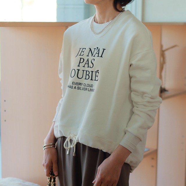 Dignite collier (ディニテ・コリエ)　エンブロイダリーレター 裏起毛 スウェットトップス