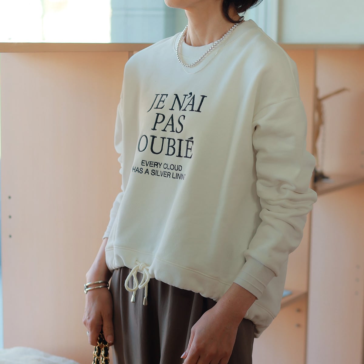 Dignite collier (ディニテ・コリエ) エンブロイダリーレター 裏起毛 スウェットトップス