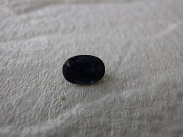 カラー自体が希少な深みのあるグリーンの、天然スフェーン 0.65ct 
