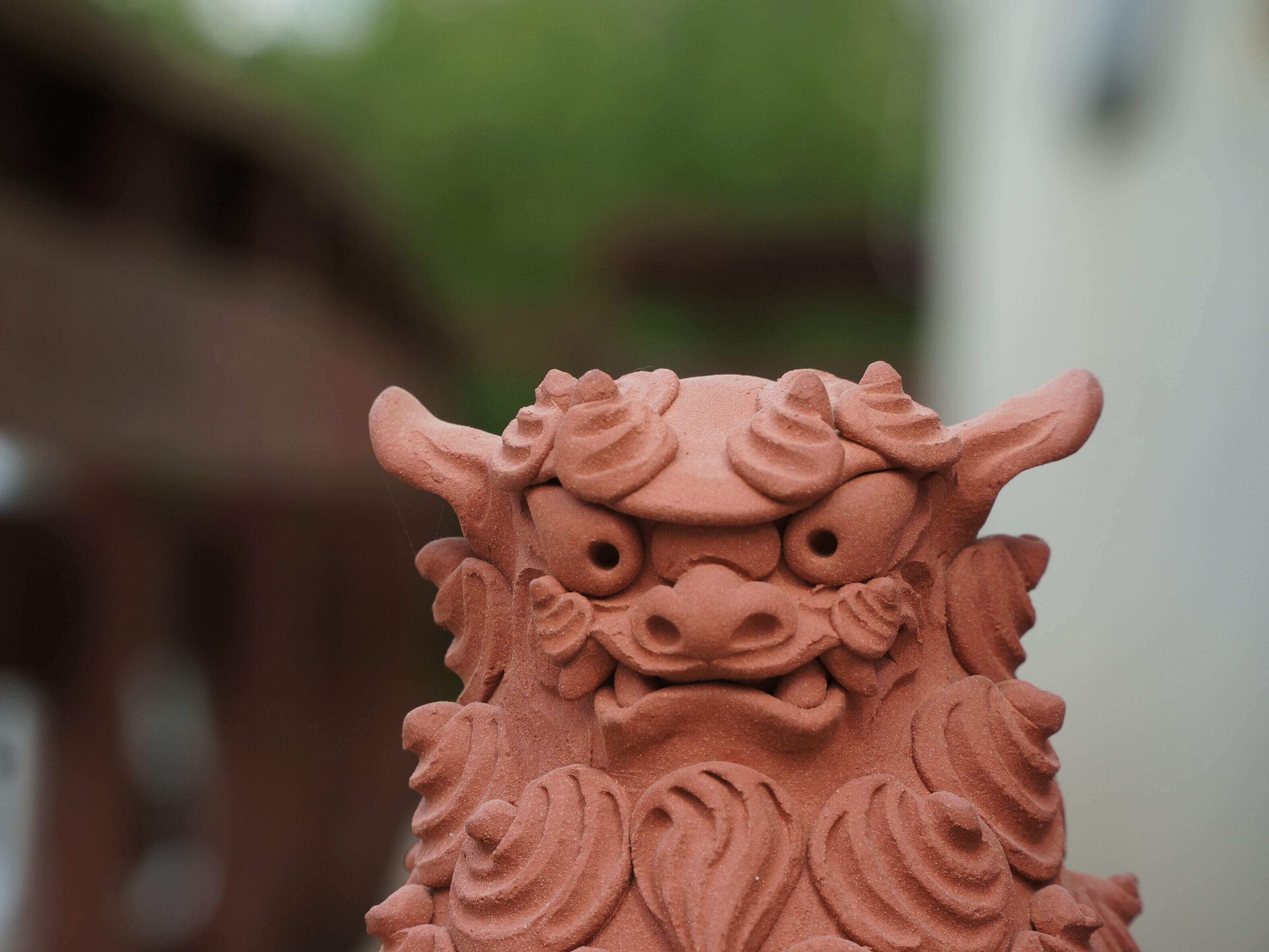 立ちシーサー（前） 【陶芸 JIN】 | 沖縄の工芸品 うぃーりきさん