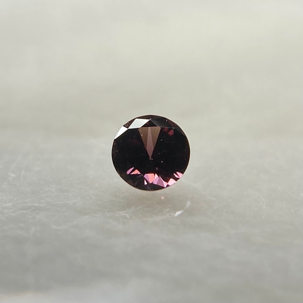 丸いスピネル  約3.3mm r-0467