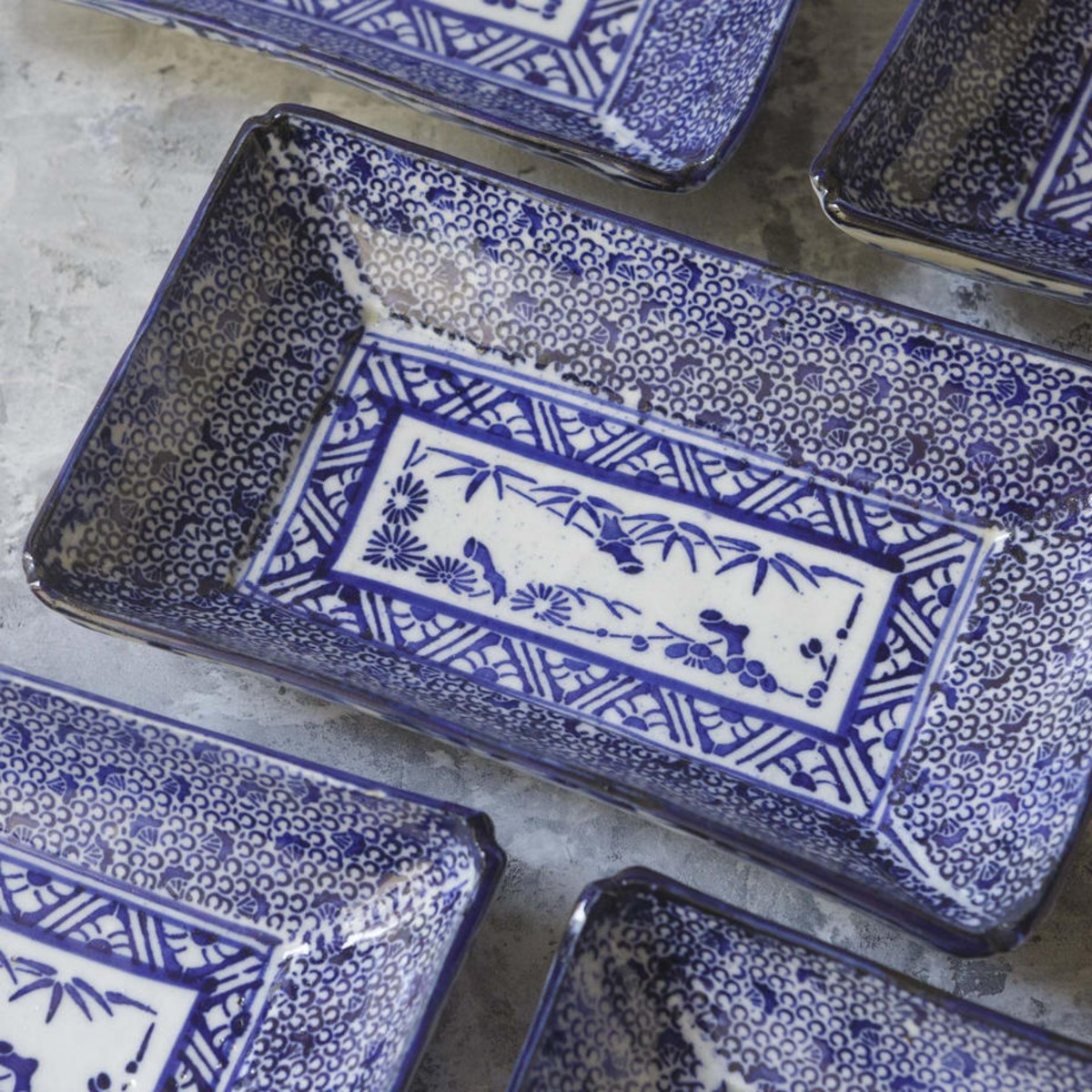 ベロ藍が力強い 印判手 微塵唐草角皿 Fine Dust Arabesque Stamp Each 