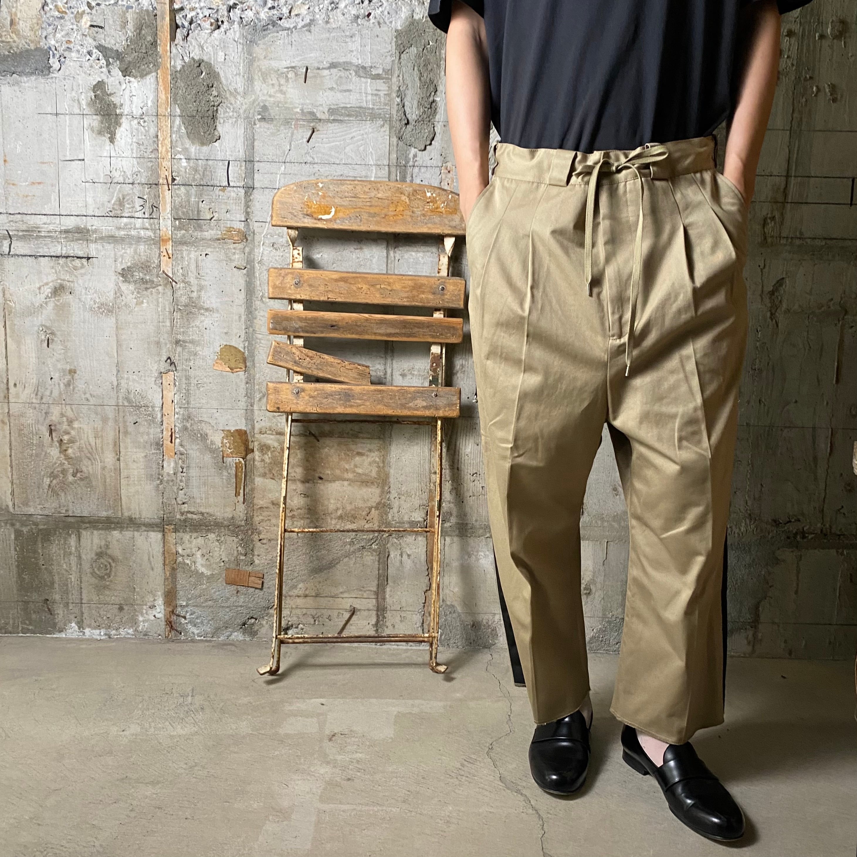 TAKAHIROMIYASHITA The SoloIst.【タカヒロミヤシタ ザ ソロイスト】side tape adjustable length  2 tucks work pant (sp.0011SS23 Col : khaki x black / SIZE46). | glamour