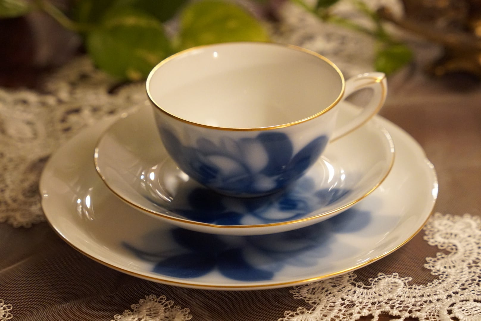 大倉陶園 ブルーローズ トリオセット 透きとおる青と白の花影が咲く、気品のヴィンテージ